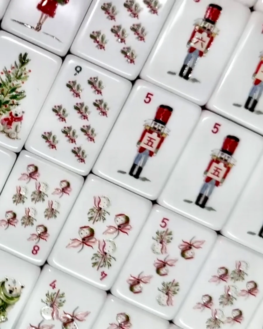 Noel Collection nutcracker tiles — red-coated nutcrackers numbered in Chinese characters — beside holly-berry and ribboned-ornament suit tiles.